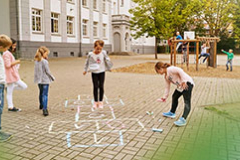 Spielende Kinder auf einem Schulhof