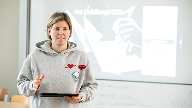 Schulsozialarbeiterin Elena Kirschner vor einem modernen Whiteboard