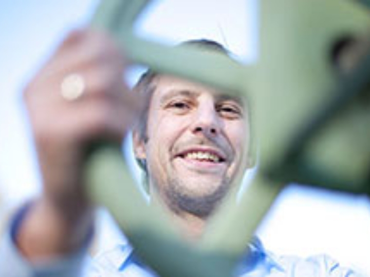 Thorsten Pacha von den Stadtwerken Bochum bei der Bedienung eines Wasserventils