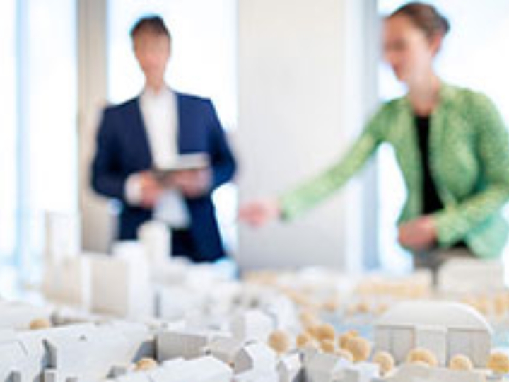 Ein Mann und eine Frau betrachten eine Modellstadt