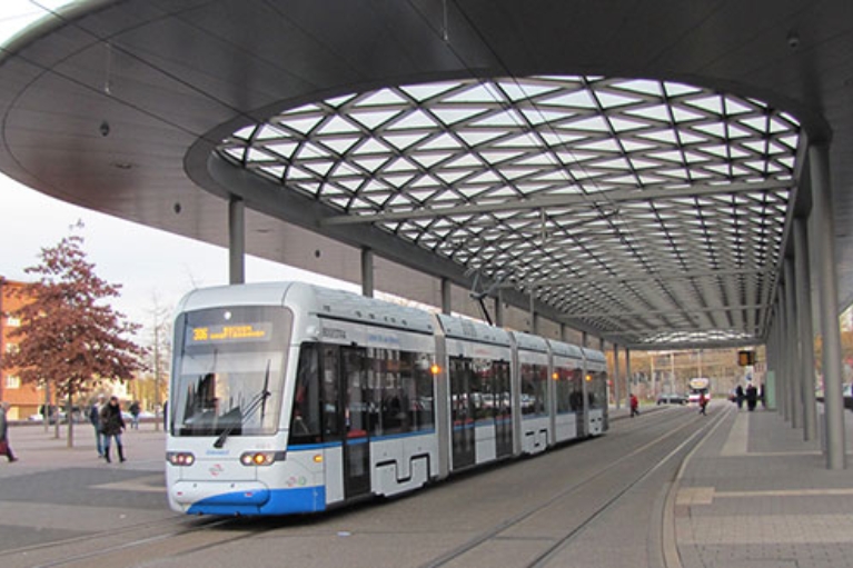 Variobahn der BOGESTRA (Bochum-Gelsenkirchener Straßenbahnen AG) vor der Haltestelle Am Buschmannshof in Herne
