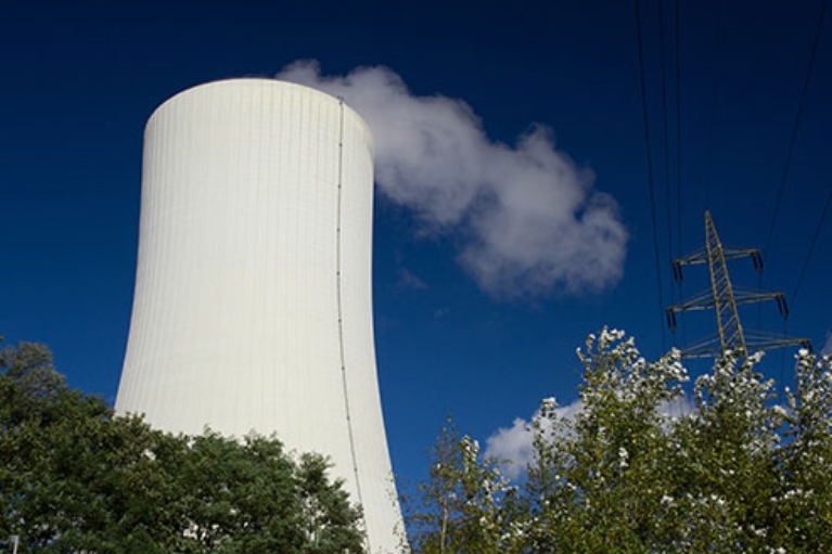 Dampfender Schornstein des Gaskraftwerks Herne