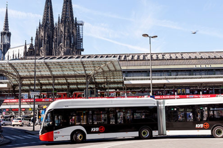 KVB-Linienbus am Kölner Hauptbahnhof mit dem Kölner Dom im Hintergrund