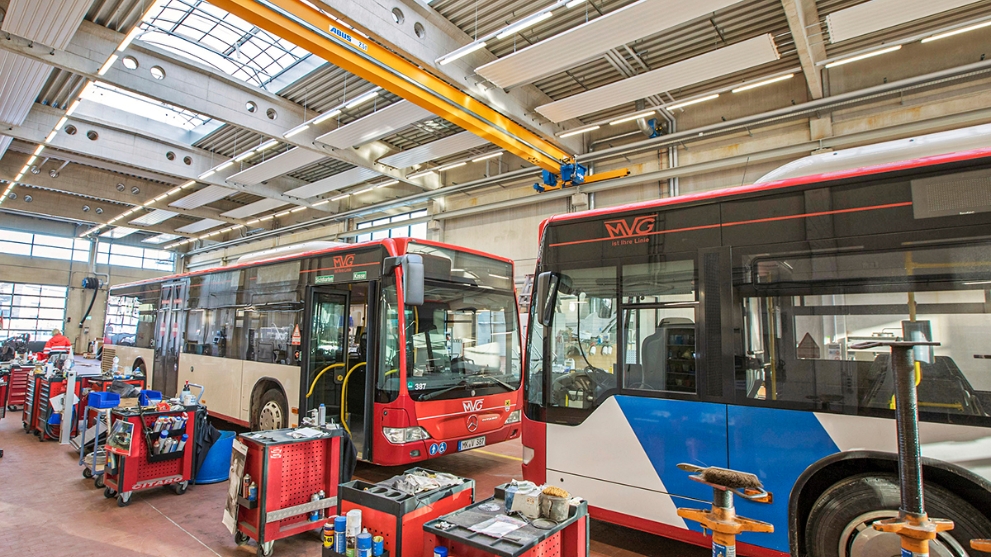 Zwei Busse in einer Werkshalle auf dem MVG-Betriebshof in Lüdenscheid