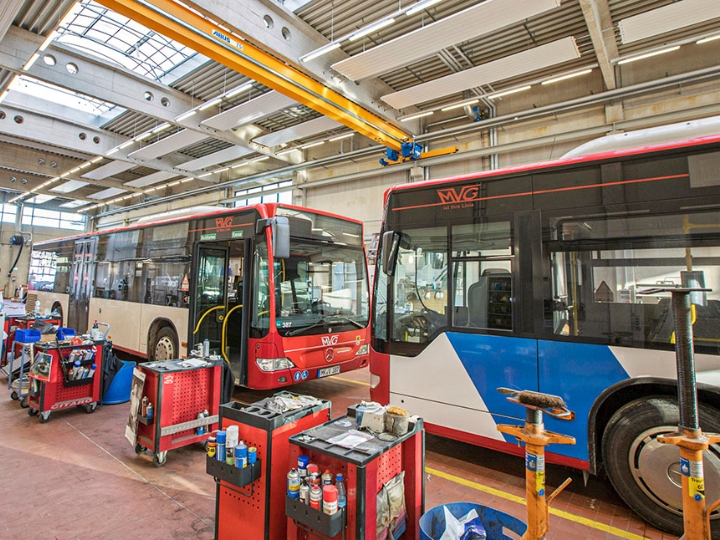 Zwei Busse in einer Werkshalle auf dem MVG-Betriebshof in Lüdenscheid