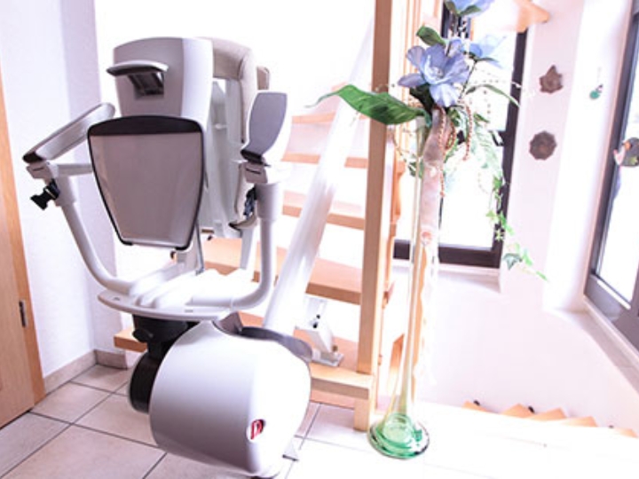 Treppe mit Treppenlift in einem Wohnhaus