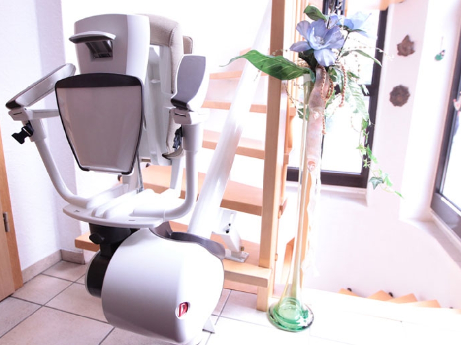 Treppe mit Treppenlift in einem Wohnhaus