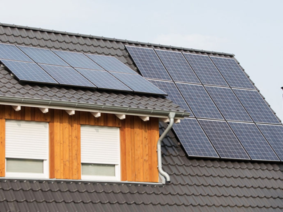 Saniertes Hausdach mit einer Solaranlage.