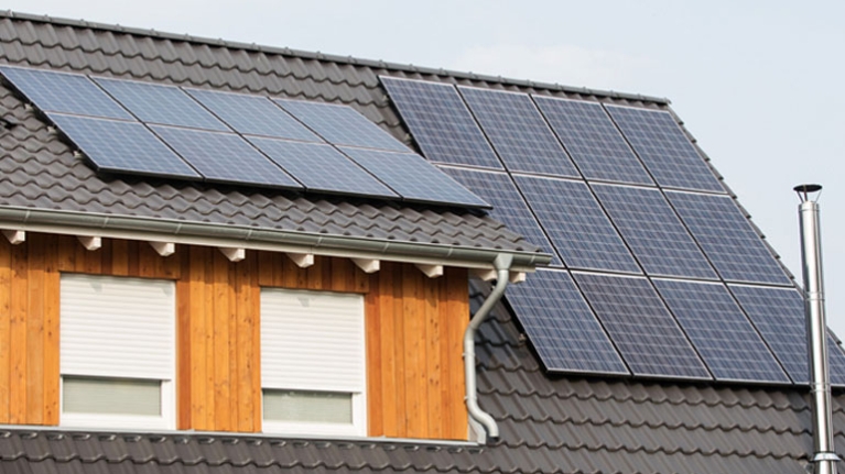 Saniertes Hausdach mit einer Solaranlage.